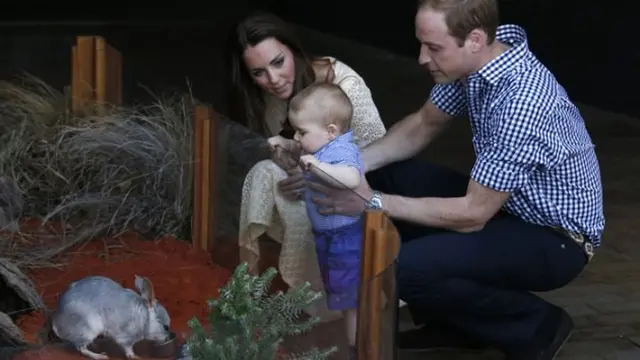 Pangeran William, Kate Middleton dan Pangeran George yang masih berusia 1 tahun saat berkunjung ke Kebun Binatang Taronga, Australia pada tahun 2014. (AP)