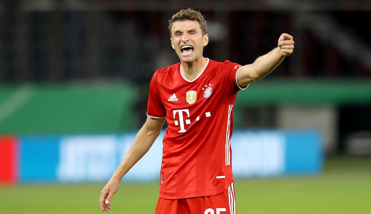 3. Thomas Mueller - Penyerang berusia 30 tahun ini memiliki kemampuan yang luar biasa dan peran penting dalam serangan Bayern Munchen di Liga Champions. Mueller mampu menghancurkan konsentrasi pemain bertahan lawan untuk memberikan ruang rekan setimnya mencetak gol. (AFP/Alexander Hassenstein/pool)