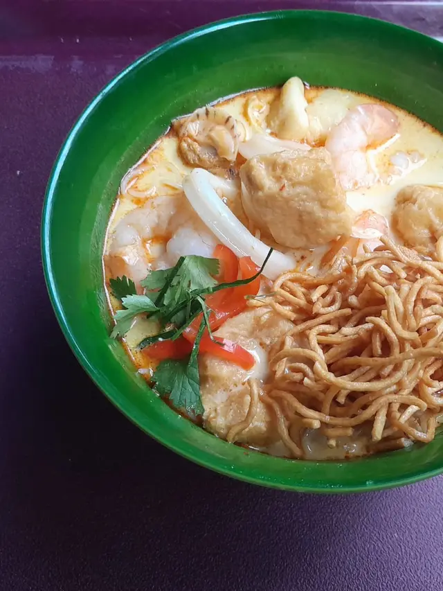 Semangkuk Seafood Laksa Soup Noodle berukuran besar pun tersaji hangat.