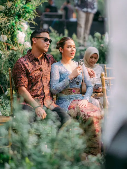Sementara itu, Hamish Daud tampil super simple mengenakan kemeja Batik lengan pendek dan black jeans [tiktok.com/@ronysweetheart]