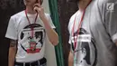 Sejumlah rekan Tio Pakusadewo mengenakan kaos dukungan untuk sang aktor sebelum sidang pembacaan pledoi di Pengadilan Negeri Jakarta Selatan, Kamis (28/6). Sebelumnya Tio dituntut 6 tahun penjara dan denda sebesar Rp 800 juta. (Liputan6.com/Faizal Fanani)