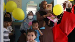 Anak-anak mengikuti Bulan Imunisasi Anak Nasional di RPTRA Pola Idaman, Pondok Labu, Jakarta Selatan, Senin (1/8/2022). Sebanyak 76 anak mengikuti bulan imunisasi anak nasional pemberian imunisasi tambahan Campak-Rubela dan pemberian imunisasi pada anak yang belum mendapatkan imunisasi lengkap. (Liputan6.com/Herman Zakharia)