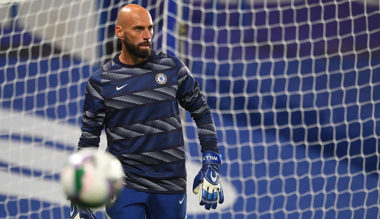 1. Willy Caballero (39 tahun) - Kiper asal Argentina ini menjadi pemain tertua di kubu Chelsea dan di Liga Inggris pada musim 2020/2021 ini. Posisi Willy Caballero awalnya merupakan kiper kedua Chelsea, namun tergeser usai kedatangan Edouard Mendy pada musim ini. (AFP/Neil Hall/pool)