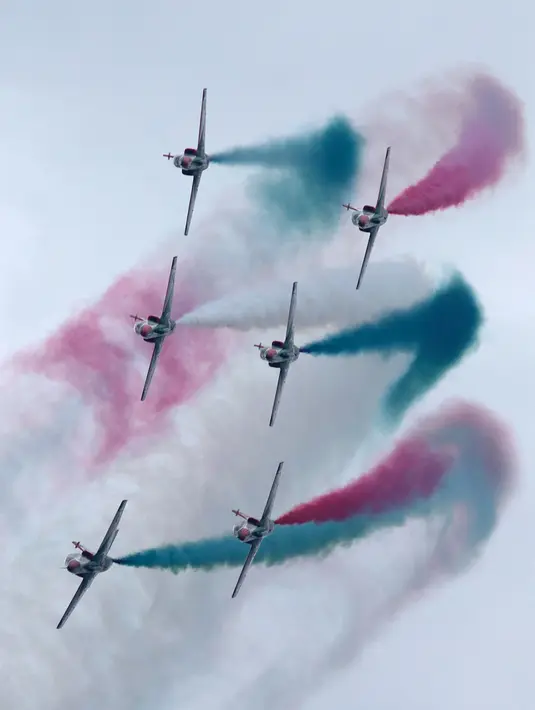 Jet Angkatan Udara Pakistan menunjukkan atraksi aerobatik dalam sesi latihan jelang parade militer menyambut Hari Republik Pakistan di Islamabad, Rabu (21/3). Pakistan akan merayakan Hari Republiknya pada 23 Maret 2018. (AP Photo/B.K. Bnagash)