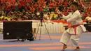 Penampilan Ahmad Zigi Zaresta saat final nomor Kata Junior pada Kejuaraan Dunia Karate Junior, Cadet dan U-21 di ICE, BSD, Tangerang, Kamis (12/11/2015). (Bola.com/Vitalis Yogi Trisna)