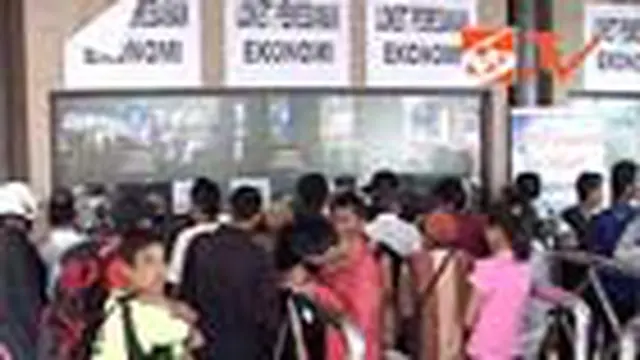 Penumpang di Stasiun Senen Kehabisan Tiket