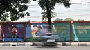 Pengendara melintasi mural bertema 'Tolak Kekerasan Perempuan dan Pelecehan Seksual' di kawasan Jatinegara, Jakarta, Senin (17/12). Mural tersebut juga mengajak masyarakat untuk melindungi kaum perempuan. (Merdeka.com/Iqbal S. Nugroho)