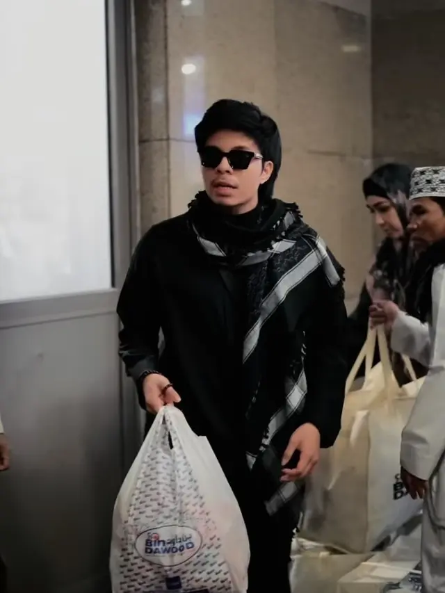 Atta bagi-bagi takjil saat umarah. [Foto: Instagram/attahalilintar]