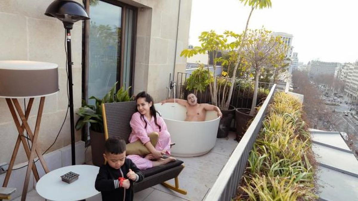 Liburan ke Spanyol, 4 Potret Keanu Berendam di Balkon Hotel Mewah Ditemani Nagita Slavina dan Rayyanza