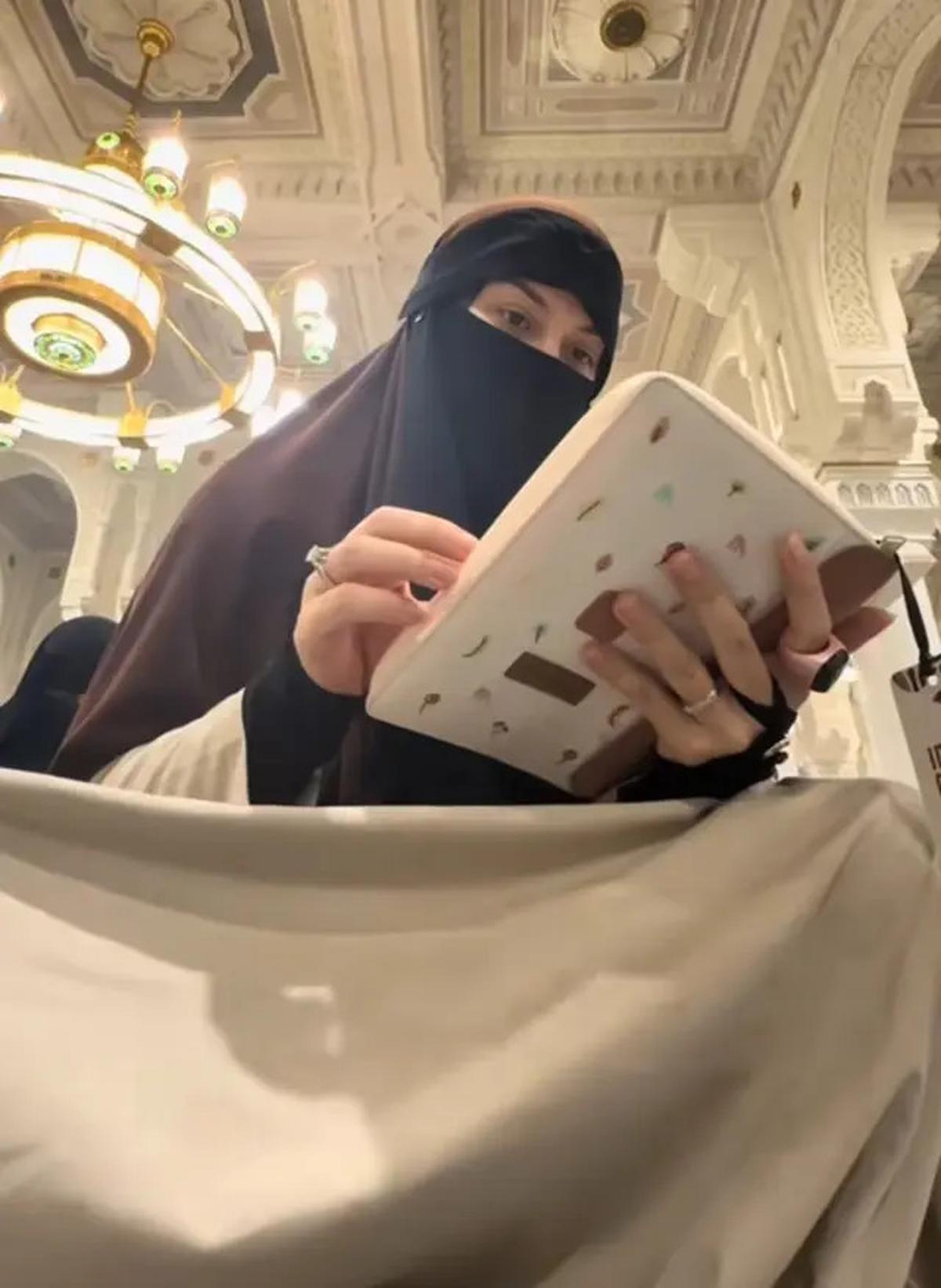 Begini Potret Tampilan Irish Bella dan Ryana Dea saat Melaksanakan Haji 2025