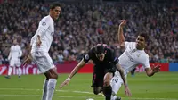 Raphael Varane menjadi pemain terbaik Real Madrid di partai melawan PSG, Rabu (4/11/2015). (Reuters/Juan Medina)