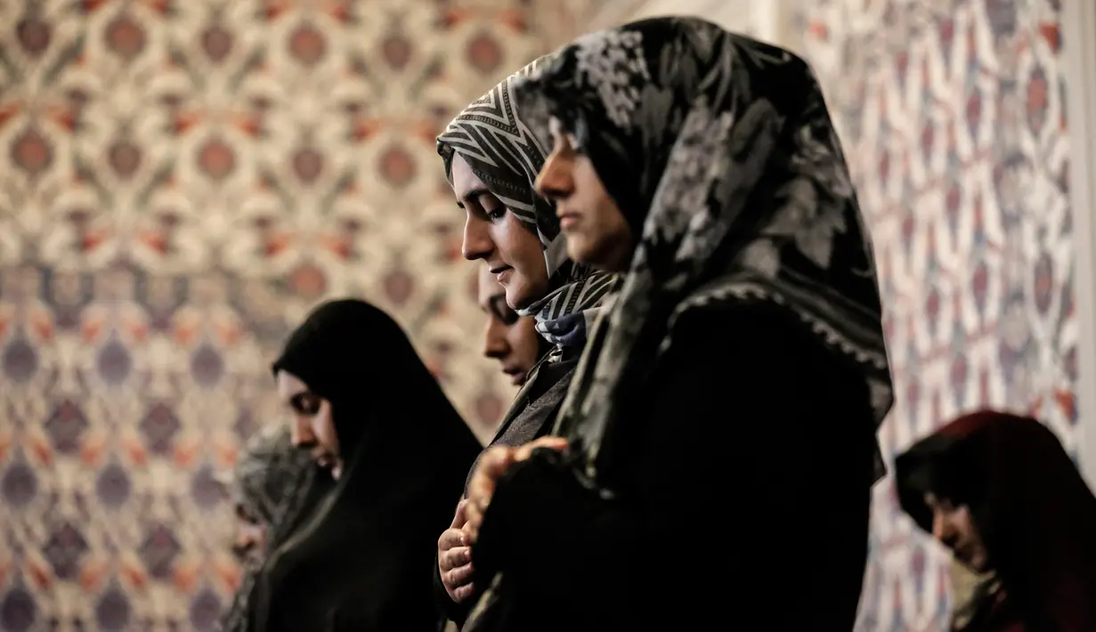 Sejumlah wanita menunaikan salat tarawih malam pertama Ramadan 1439 H di Masjid Nizamiye di Midrand, Johannesburg, Afrika Selatan (16/5). Masjid ini diresmikan oleh Presiden Afrika Selatan Jacob Zuma pada 4 Oktober 2012. (AFP Photo/Gulshan Khan)