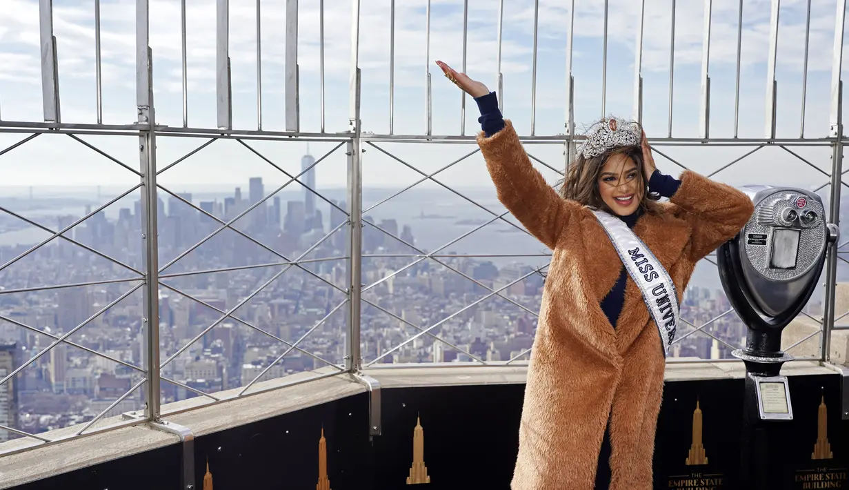 Miss Universe yang baru dinobatkan, Harnaaz Sandhu dari India berpose saat mengunjungi Empire State Building di New York (12/1/2022). (Photo by Charles Sykes/Invision/AP)