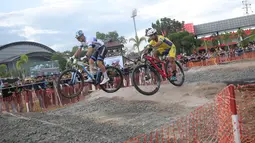 Pembalap Rumania, Ede Karoly Monar, saat beraksi di UCI MTB Eliminator World Cup 2024 yang digelar di Sirkuit SG 1973, Palangka Raya, Minggu (19/5/2024). (Bola.com/Ade Yusuf Satria)