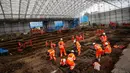 Aktivitas arkeolog saat menggali pemakaman di bawah St James Gardens, London, Inggris, Kamis (1/11). Pembongkaran makam tersebut untuk membuka jalur kereta baru. (ADRIAN DENNIS/AFP)