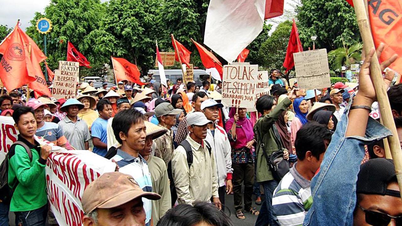 Ribuan warga Kebumen penolak pabrik semen berdemonstrasi menolak pabrik semen dan penambangan pegunungan karst. (Foto: Liputan6.com/Perpag Kebumen/Muhamad Ridlo)