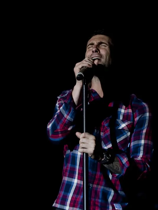 Kemeja kotak-kotak sepertinya menjadi ciri seorang pria sejati seperti yang ditunjukan oleh vokalis band Maroon 5, Adam Levine. (Bintang/EPA)
