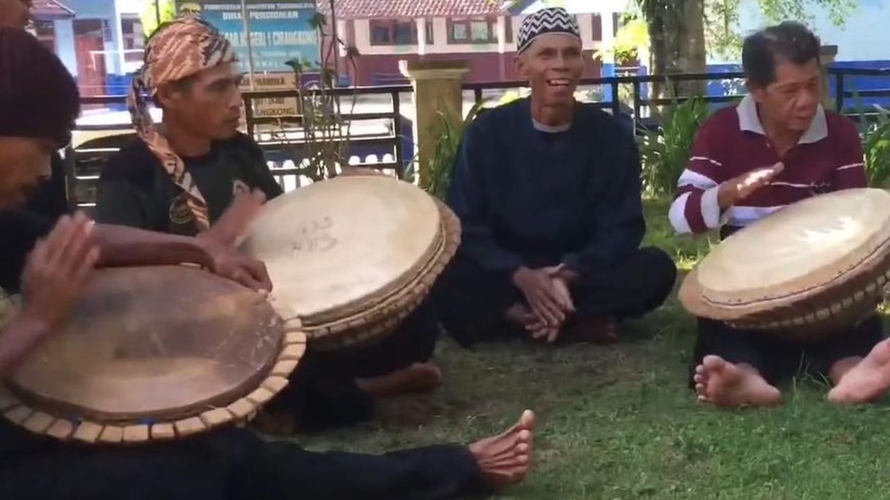 Sedangkan Gebes, ada yang mengartikan sebagai besar. Ini terkait bentuk alat musik pukul yang dimainkan dengan bobot hingga 30 kilogram.