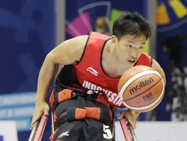 Pebasket Indonesia, Donald Santoso, saat melawan Thailand pada Asian Para Games di Hall Basket, Jakarta, Rabu (10/10/2018). Indonesia kalah 10-62 dari Thailand. (Bola.com/M Iqbal Ichsan)