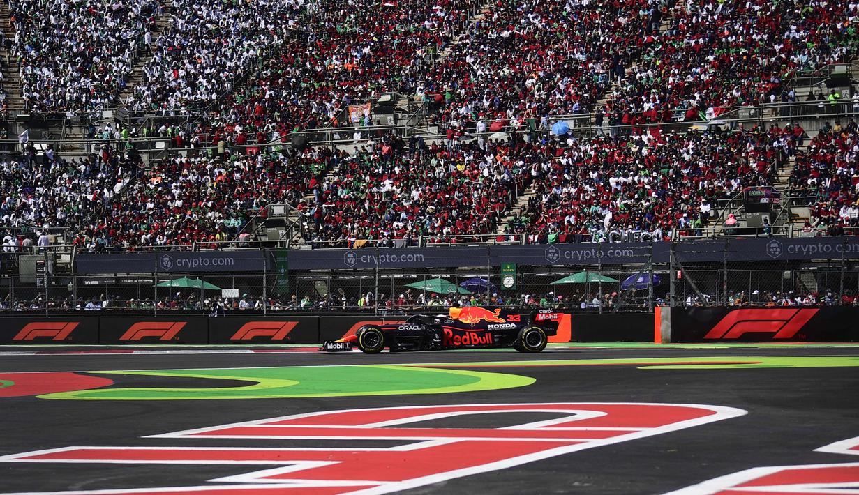 Ketika Perez mengambil alih posisi pembalap terdepan tribune di Sirkuit Hermanos Rodriguez bergemuruh. Perez di posisi terdepan setelah Vertappen masuk pit pada lap 33. (AFP/Pedro Pardo)