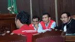 Suasana sidang lanjutan kasus Trio Macan 2000 di Pengadilan Negeri Jakarta Selatan, Senin (11/5/2015).  Terdakwa Raden Nuh (tengah) dan Edi Syahputra (kiri) tampak memperhatikan keterangan saksi. (Liputan6.com/Helmi Afandi)
