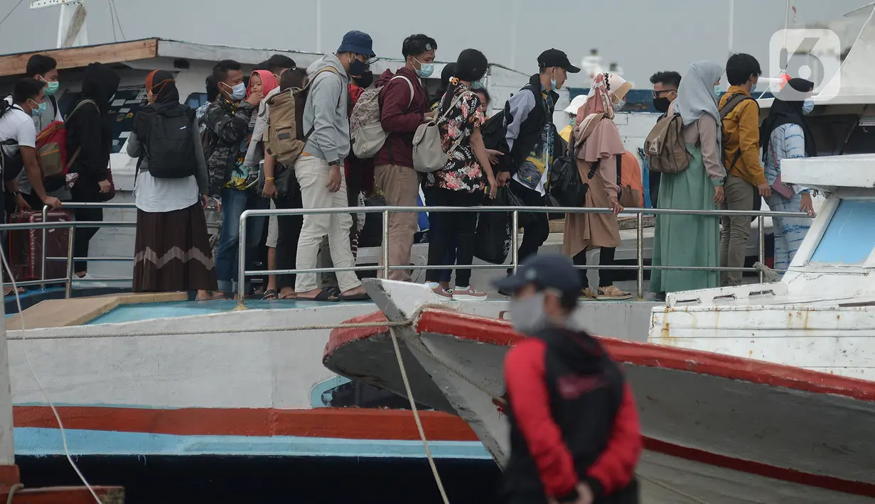Wisatawan turun dari kapal tradisional usai perayaan malam pergantian Tahun Baru 2021 di Pelabuhan Kali Adem, Jakarta, Jumat (1/1/2021). Beberapa obyek wisata Kepulauan Seribu yang ditetapkan sebagai lokasi pengendalian ketat, adalah Pantai Sakura, Pantai Taman Arsa. (merdeka.com/Imam Buhori)