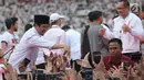 Ustaz Yusuf Mansur bersalaman dengan pendukung pasangan Capres dan Cawapres nomor urut 01, Jokowi - Ma'ruf Amin saat mengikuti kampanye akbar bertajuk 'Konser Putih Bersatu di Stadion Gelora Bung Karno (SGBK), Jakarta, Sabtu (13/4). (Kapanlagi.com/Budi Santoso)