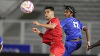 Pemain Timnas Indonesia U-20, Jens Raven (kiri) berebut bola dengan pemain Maladewa, Abdulla Looth Ibrahim pada laga Kualifikasi Piala Asia U-20 2025 di Stadion Madya, Senayan, Jakarta,&nbsp;Rabu(25/09/2024). (Bola.com/M Iqbal Ichsan)