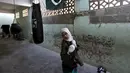 Seorang gadis Pakistan bernama Mehek saat berlatih tinju di kamp tinju wanita, Karachi , Pakistan, (20/2). Anak-anak muda Pakistan telah berlatih sebagai petinju untuk berkompetisi di Olimpiade Asia Selatan tahun lalu. (REUTERS / Akhtar Soomro)