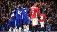 Para pemain Chelsea merayakan gol N'Golo Kante ke gawang Manchester United pada pertandingan perempat final Piala FA, di Stamford Bridge, Senin (13/3/2017). (AFP/Justin Tallis). 