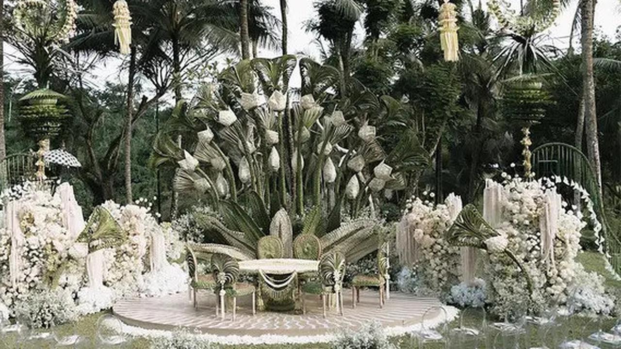 Pernikahan Etnik Elegan Luna Maya & Maxime Bouttier: Dekorasi Anyaman Janur dan Bunga Sakral di Tengah Alam Bali
