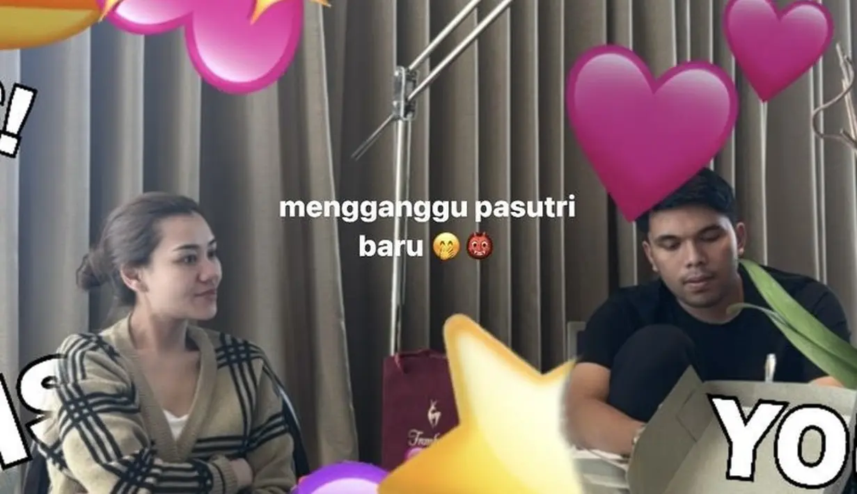 <p>Begitupun Amel Carla yang memotret kedua pasutri baru iki. Tampak Aaliyah pun tampil dengan wajah natural tanpa makeup dengan rambut cepolnya. [@amelcarla]</p>