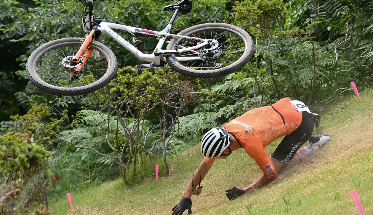 Pembalap andalan Belanda, Mathieu van der Poel jatuh saat acara lintas alam sepeda gunung pria selama Olimpiade Tokyo 2020 di Izu MTB Course di Izu pada 26 Juli 2021. (GREG BAKER / AFP)