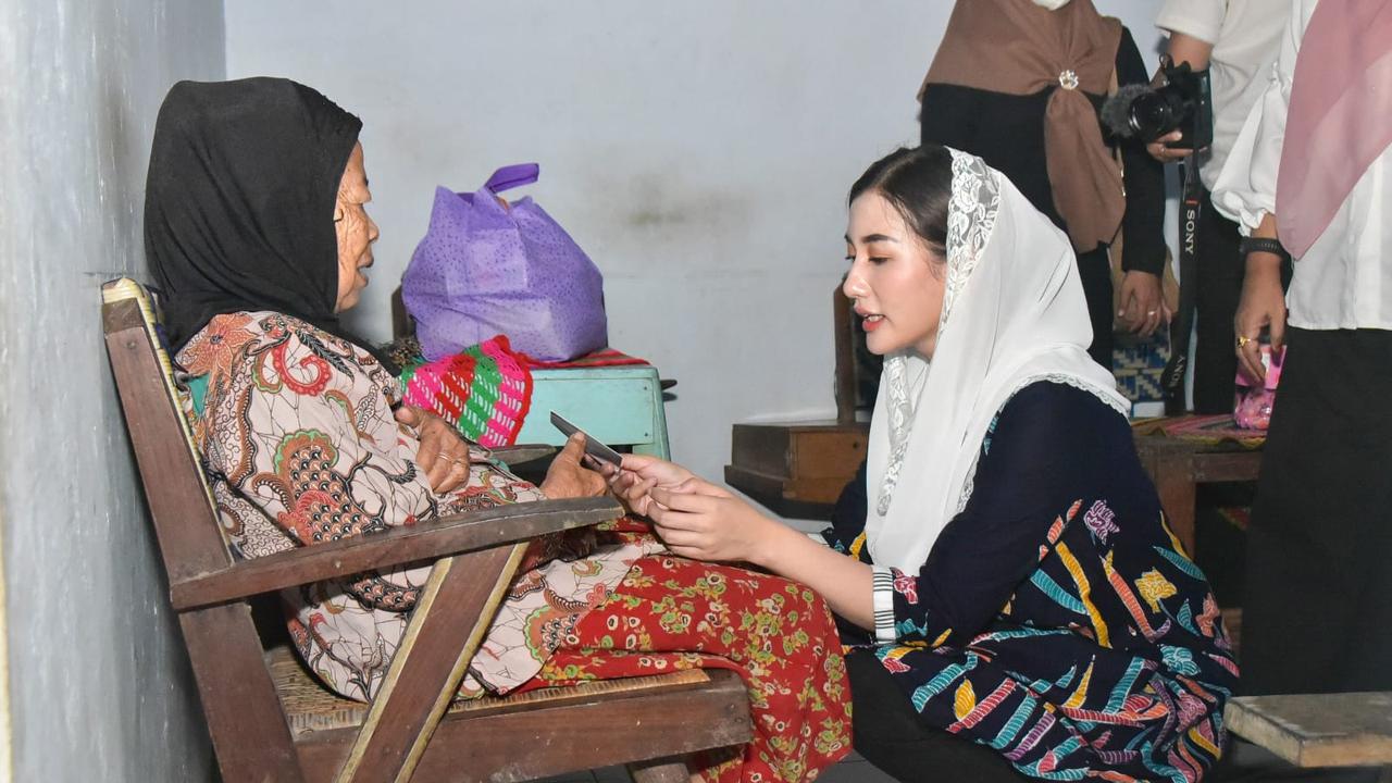 Ringankan Beban Ekonomi Masyarakat, Novita Hardini Serahkan Bantuan PKH Plus kepada 213 Lansia