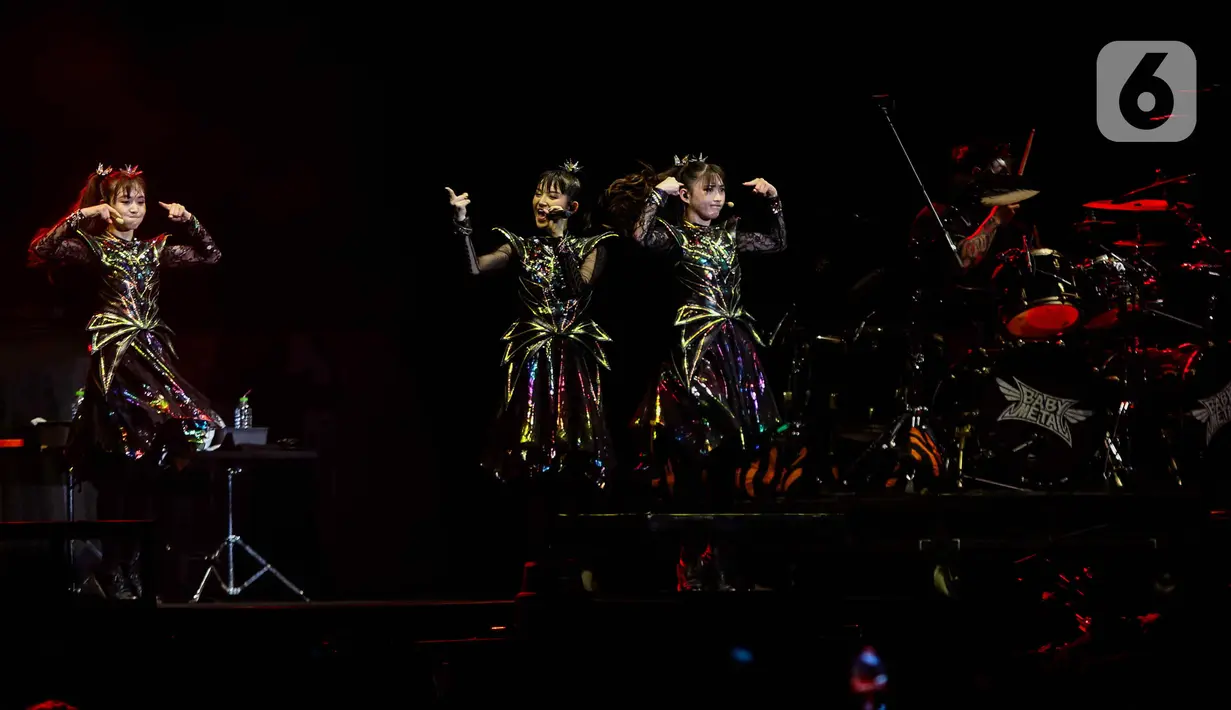 Membuka penampilan dengan tempo cepat, BabyMetal membawakan lagu Distortion. (Liputan6.com/Herman Zakharia)