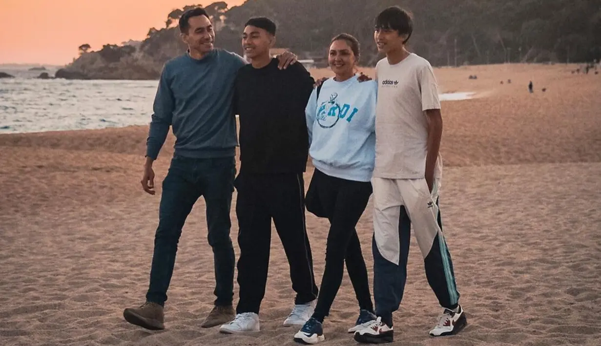 Diceritakan oleh Darius, dua anaknya terbang dari Geneva ke Barcelona bersama akademi sepak bola di mana mereka bernaung. Dari Barcelona kemudian mereka berlanjut ke Costa Brava, sekitar 1 jam via darat dari Barcelona. Di sana mereka akan ikut bermain di MIC Football Tournament, turnamen pertama bagi Lio dan Diego di Eropa. (Liputan6.com/IG/@darius_sinathrya)