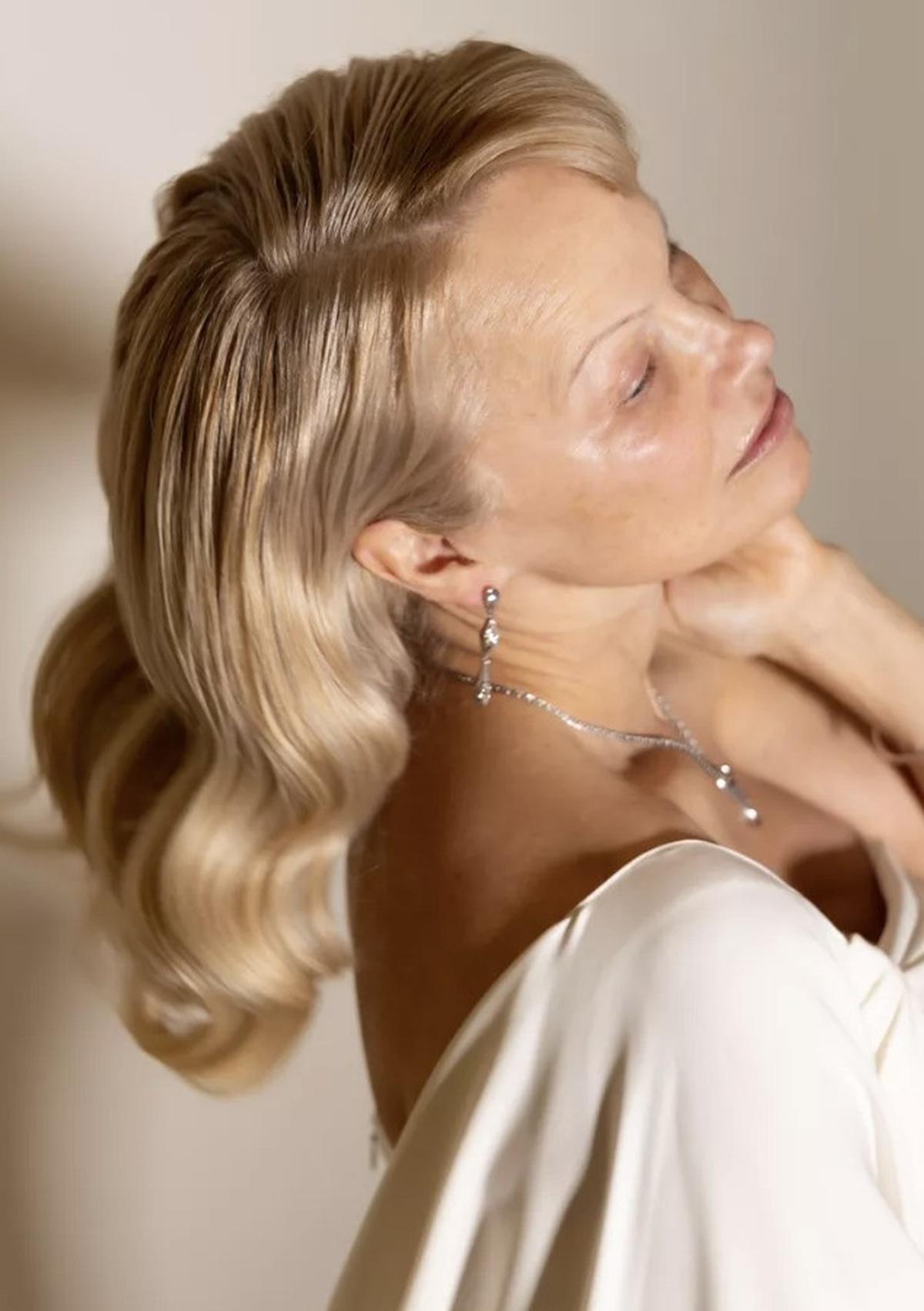 Pamela Anderson Hadir di SAG Awards 2025 Look 'No Makeup' Sukses Curi Perhatian, Apa Alasan di Baliknya?