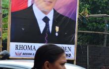 Baliho besar bertulis 'Rhoma For Presiden' 