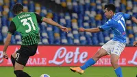 Striker Napoli, Hirving Lozano, melepaskan tembakan dalam lanjutan Liga Italia Serie A menghadapi Sassuolo di Stadion San Paolo, Napoli, Minggu (1/11/2020). Napoli takluk 0-2 dari Sassuolo. (AFP/Tiziana Fabi)