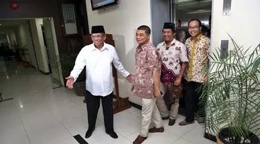 Anggota Wantimpres K.H. Hasyim Muzadi menerima aktivis dari Koalisi Masyarakat Sipil anti Kriminalisasi KPK di Gedung Wantimpres, Jakarta, Jumat (30/1/2015). (Liputan6.com/Faizal Fanani)