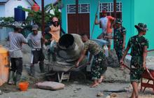 Prajurit Yonif TP 815/WGT Bangun Lapangan Olahraga, Wujud Nyata Kepedulian TNI untuk Pendidikan Papua