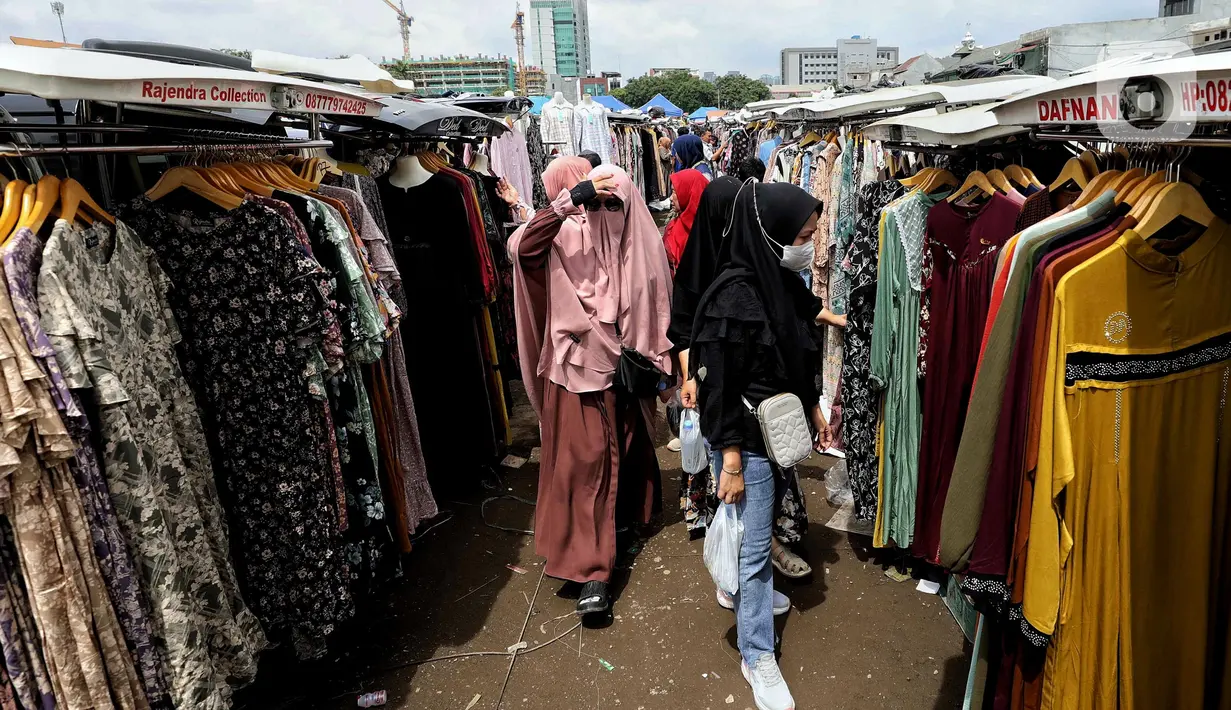 Peningkatan juga berasal dari permintaan pedagang pakaian dari berbagai daerah yang berburu stok untuk dijual lagi. (Liputan6.com/Angga Yuniar)