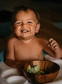 Ilustrasi anak makan. (dok.  Derek Owens/Unsplash)
