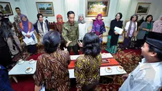 Perwakilan Komisi Nasional Anti Kekerasan Terhadap Perempuan (Komnas Perempuan) menemui Presiden Jokowi di Istana Negara, Jakarta, Senin (16/3/2015). Komnas Perempuan memaparkan temuan terbaru tentang kekerasan atas perempuan. (Liputan6.com/Faizal Fanani)