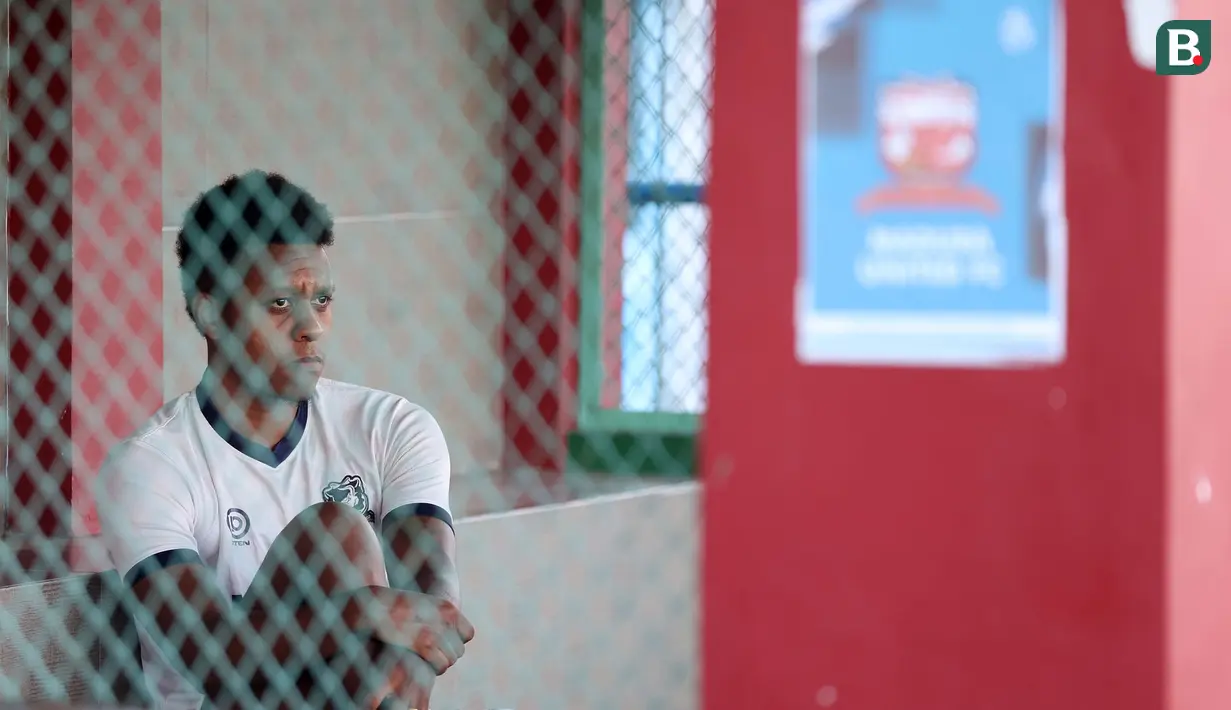<p>Striker Madura United, Hugo Gomes "Jaja" yang tengah mengalami cedera melakukan persiapan jelang berlatih dalam sesi official training di Stadion Gelora Bangkalan, Madura, Kamis (30/5/2024) jelang laga leg kedua final Championship Series BRI Liga 1 2023/2024 menghadapi Persib Bandung, Jumat, 31 Mei 2024. (Bola.com/Bagaskara Lazuardi)</p>
