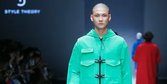 Karier Adam Rosyadi di dunia modeling semakin melejit setelah menjadi icon Jakarta Fashion Week 2019 lewat ajang JFW Model Search 2018 mewakili Surabaya. (Foto: Instagram @adamrxsydi @jfwofficial)