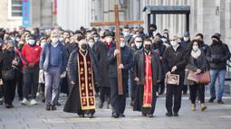 Umat Kristiani ambil bagian dalam prosesi Jalan Salib pada peringatan Jumat Agung di Montreal, Kanda, 15 April 2022. (Graham Hughes /The Canadian Press via AP)
