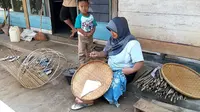 Jaminan mutu membuat produk kerajinan Dusun Bantar Desa Kertayasa tak pernah ada matinya. (Foto: Liputan6.com/Muhamad Ridlo)