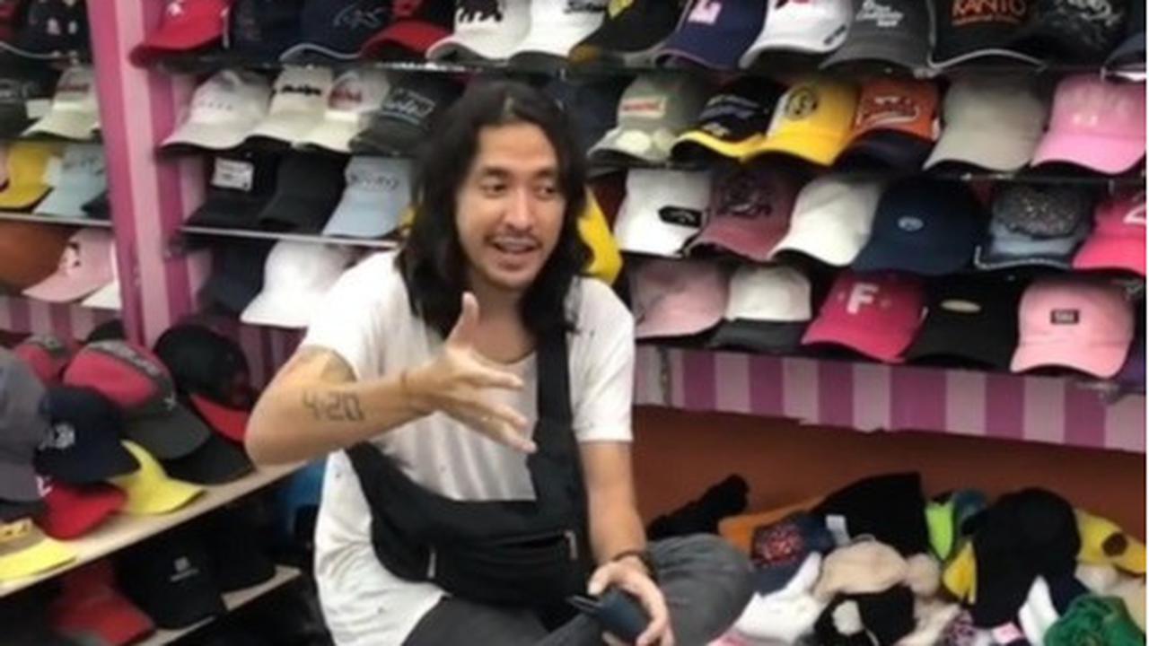 Potret Ello Vokalis Band Dewa 19 Thrifting di Pasar Baru Pakai Kaos Oblong Bolong-Bolong, Tetap Ganteng Meski Tampil Lusuh