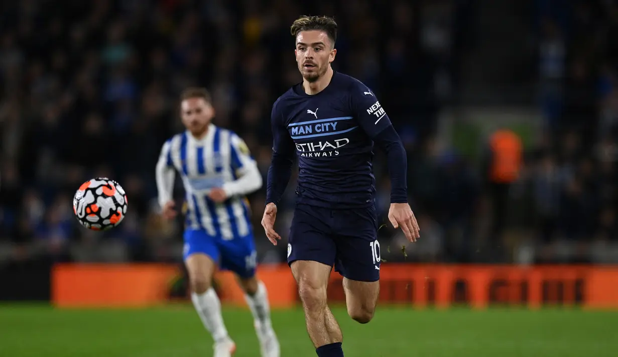 Gelandang Manchester City, Jack Grealish membawa bola saat bertanding melawan Brighton and Hove Albion pada pertandingan lanjutan Liga Inggris di Stadion AMEX, London, Sabtu (23/10/2021). Kemenangan atas Brighton membuat City naik ke peringkat kedua klasemen. (AFP/Glynm Kirk)